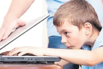 Çocuklarına yasaklarlar bizimkileri zehirlerler!