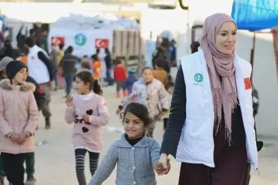 Gazzelilere battaniye ve çadır dağıtıyor